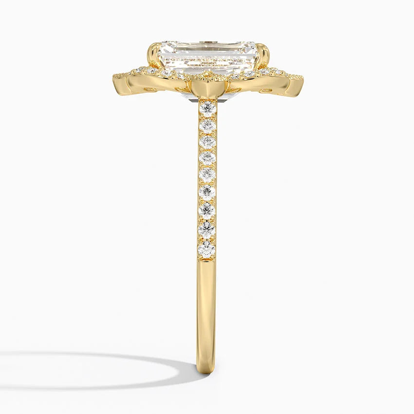 Nelly Vintage Accents (Round Side Stones) Lab Diamond Ring in 18K Gold - Emerald