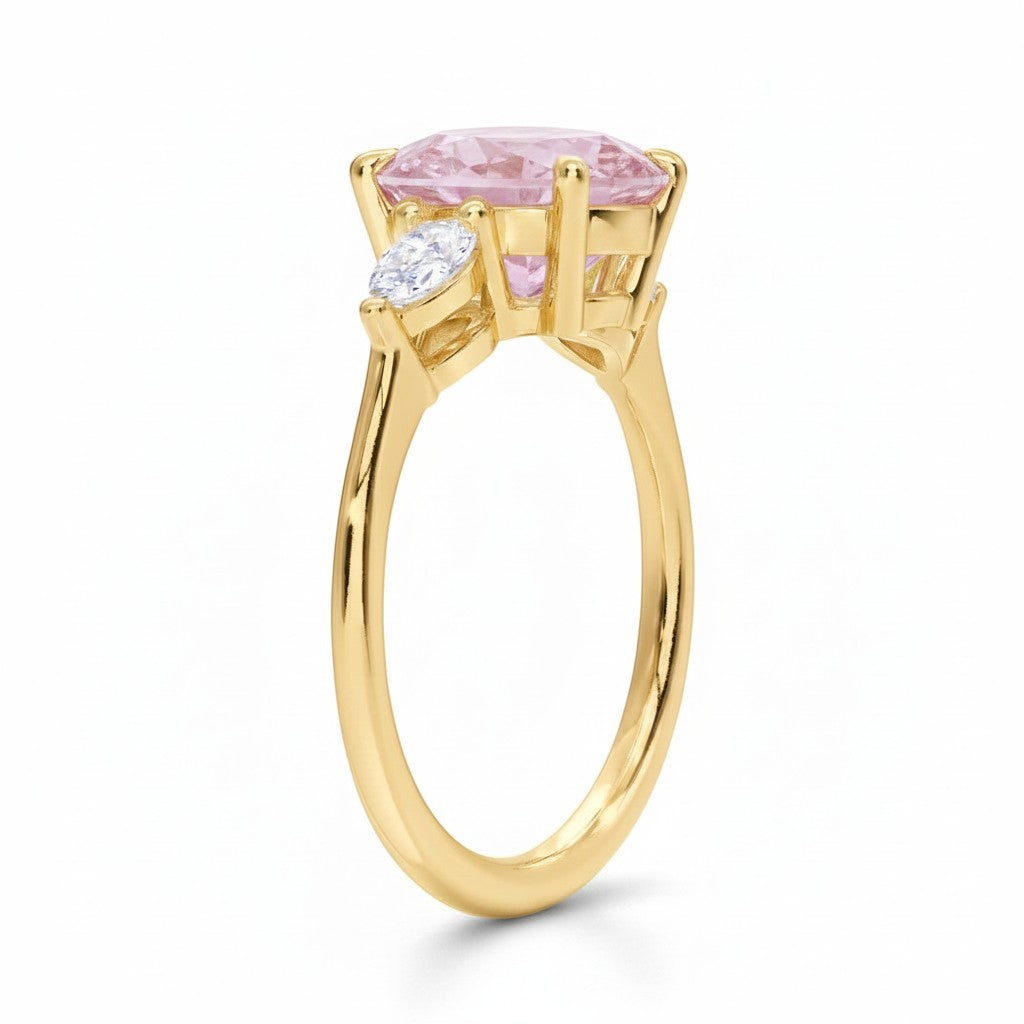 My Store 4 18K solid gold trilogy ring featuring a pear-cut lab-grown diamond centerpiece and pear side stones.