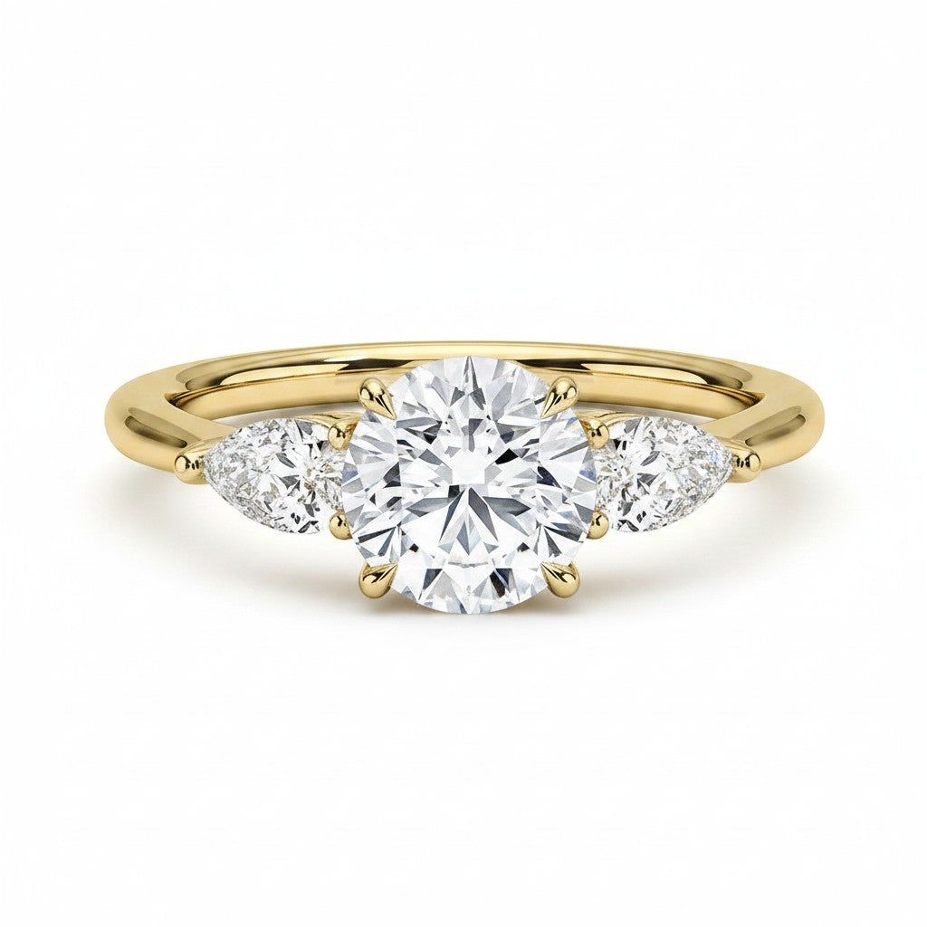 My Store 4 18K solid gold trilogy ring featuring a central round and two pear-cut lab-grown diamonds.