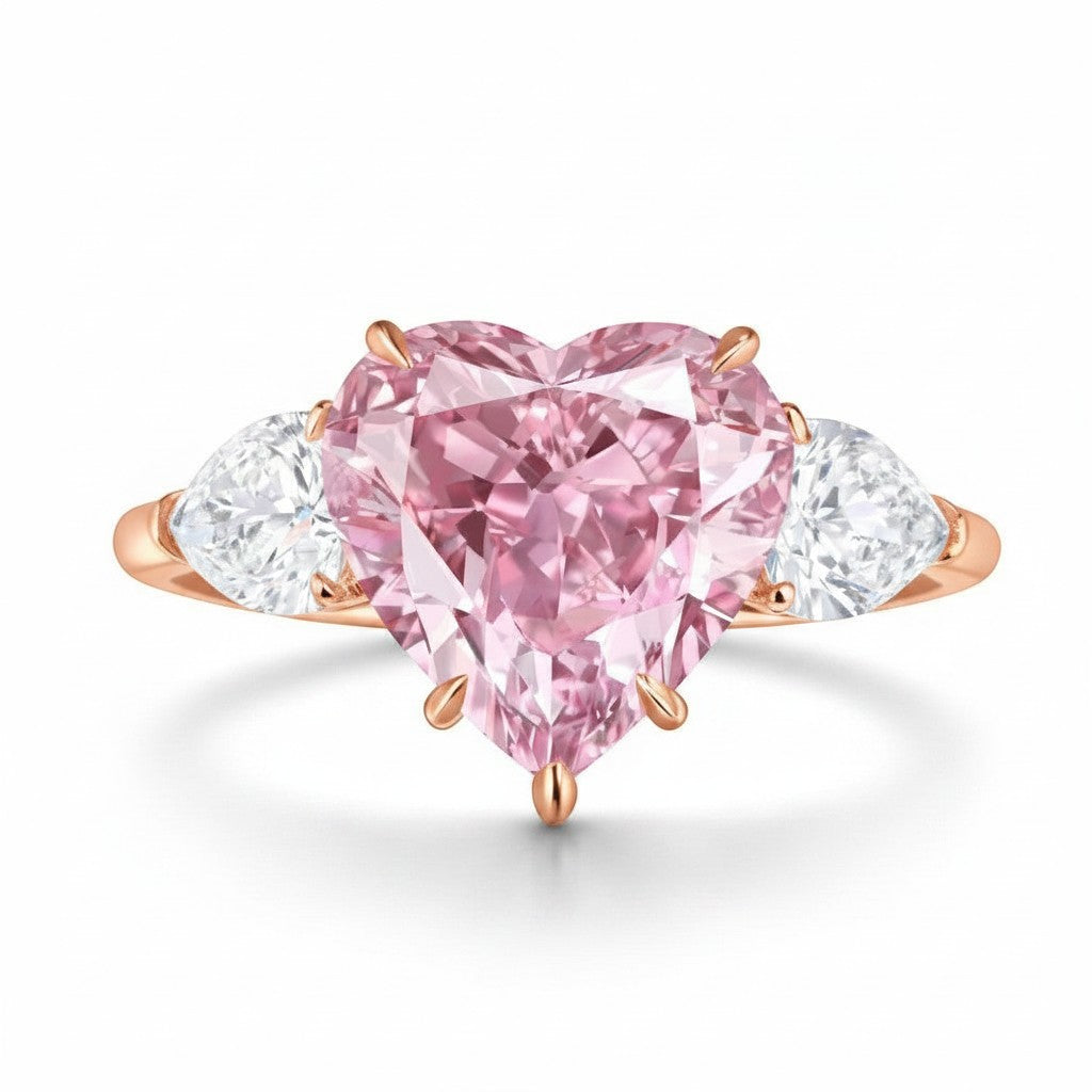 My Store 4 18K solid gold trilogy ring featuring a heart-cut fancy pink lab-grown diamond and two side diamonds.