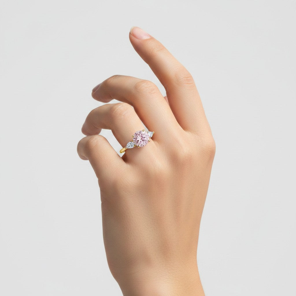 My Store 4 18K solid gold trilogy ring featuring a pear-cut fancy pink lab diamond on a woman's finger