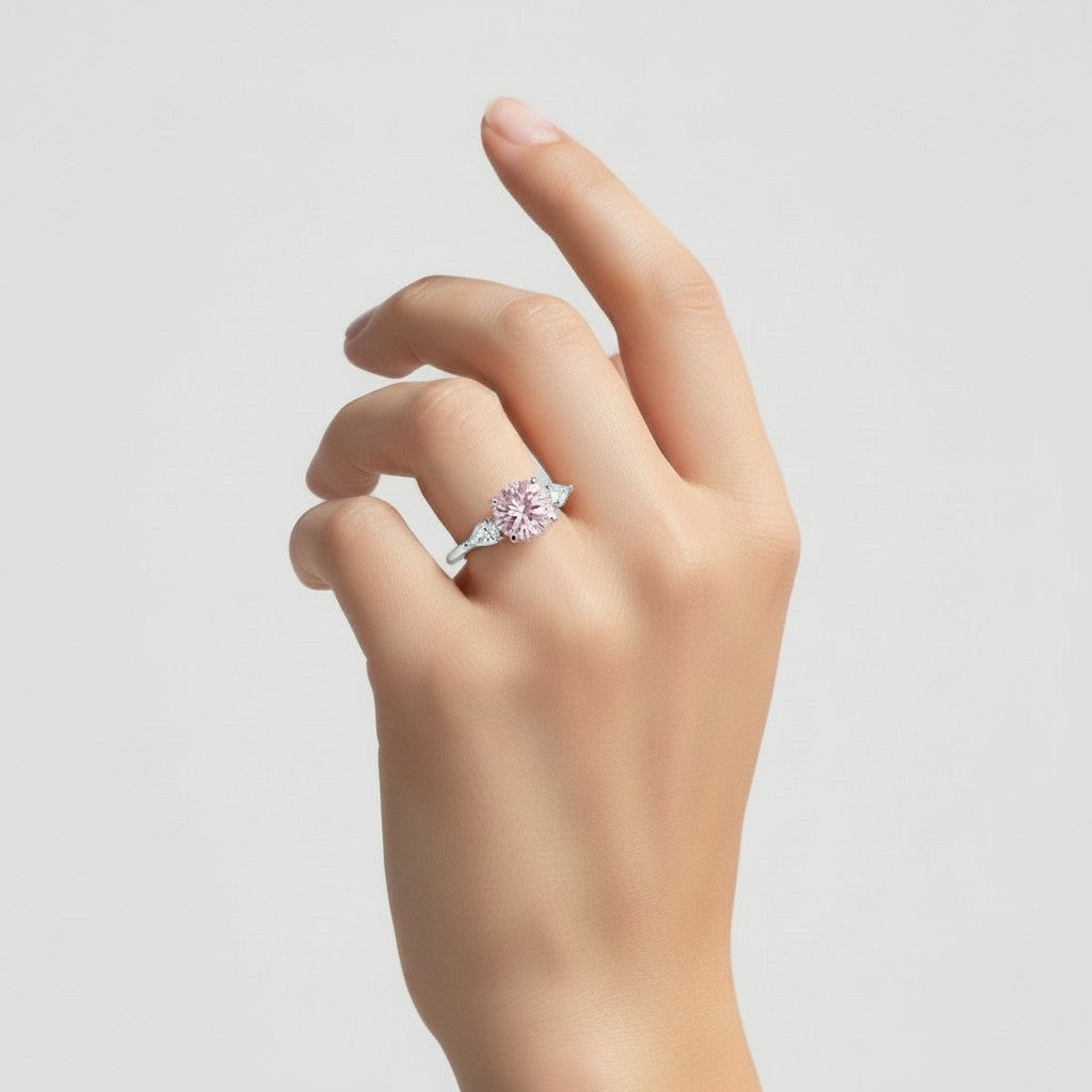 My Store 4 18K solid gold trilogy ring featuring a pear-cut fancy pink lab diamond on a woman's finger
