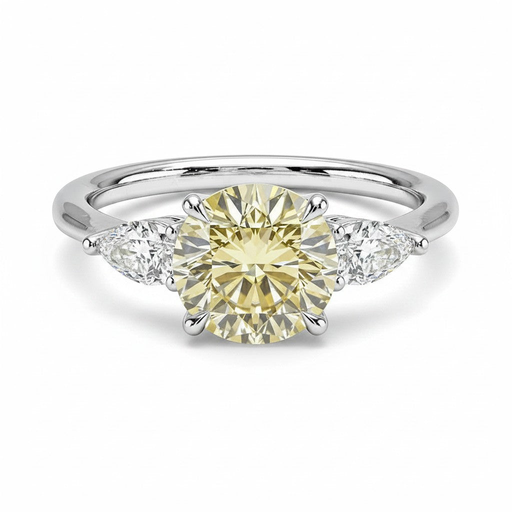 My Store 4 18K solid gold trilogy ring featuring a central round lab-grown diamond flanked by two pear-cut diamonds.
