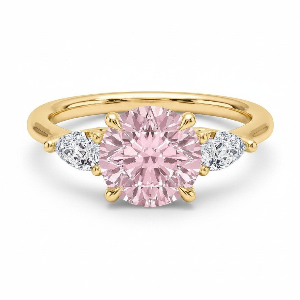 My Store 4 18K solid gold trilogy ring featuring a central fancy pink pear-cut diamond with two side pear diamonds.
